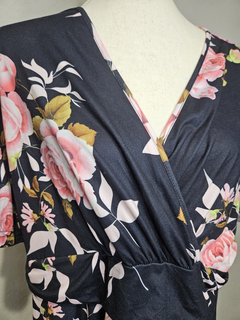 EUC Floral V-Neck Wrap Top in Black with Pink Roses 2X - Picture 3 of 5